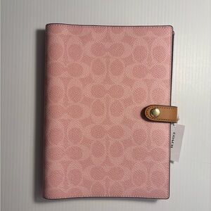 Coach Signature Canvas
Notebook Powder Pink
Notebook (2026)